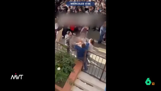 Sustos y peleas en Semana Santa: tangana en Córdoba y una 'levantá' accidentada en Cádiz En Córdoba, un hombre, que pretendía orinar en la calle mientras esperaba el paso de una procesión, fue increpado por una pareja. En Cádiz, por otro lado, la 'levantá' de un palio provocó daños en un domicilio.