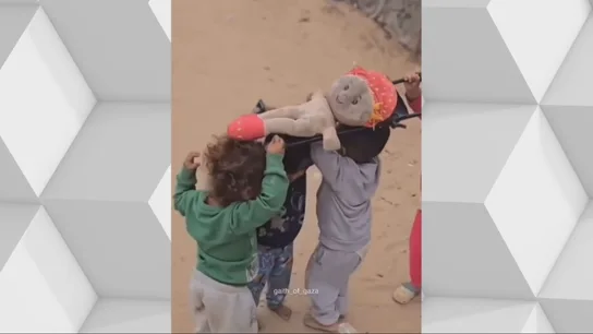 'Jugar a los funerales' con un muñeco 'Jugar a los funerales' con un muñeco