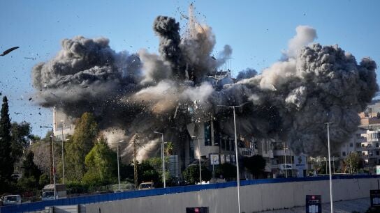 Imagen de una explosi&oacute;n por un bombardeo en Beirut