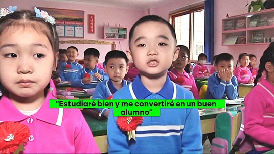 Cogidos de la mano y cantando el himno nacional: arranca el curso escolar en Corea del Norte con alumnos desfilando como militares para alabar al líder Cogidos de la mano y cantando el himno nacional: arranca el curso escolar en Corea del Norte con alumnos desfilando como militares para alabar al líder