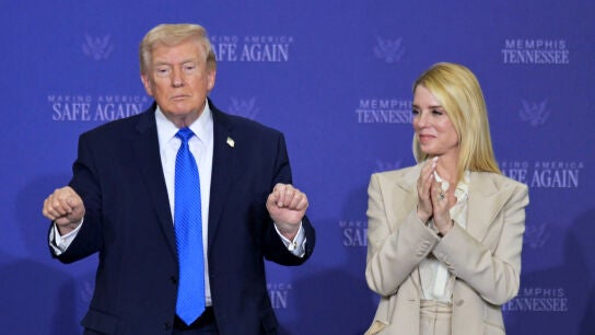 El presidente de los Estados Unidos, Donald Trump, junto a la fiscal general, Pam&nbsp;Bondi
