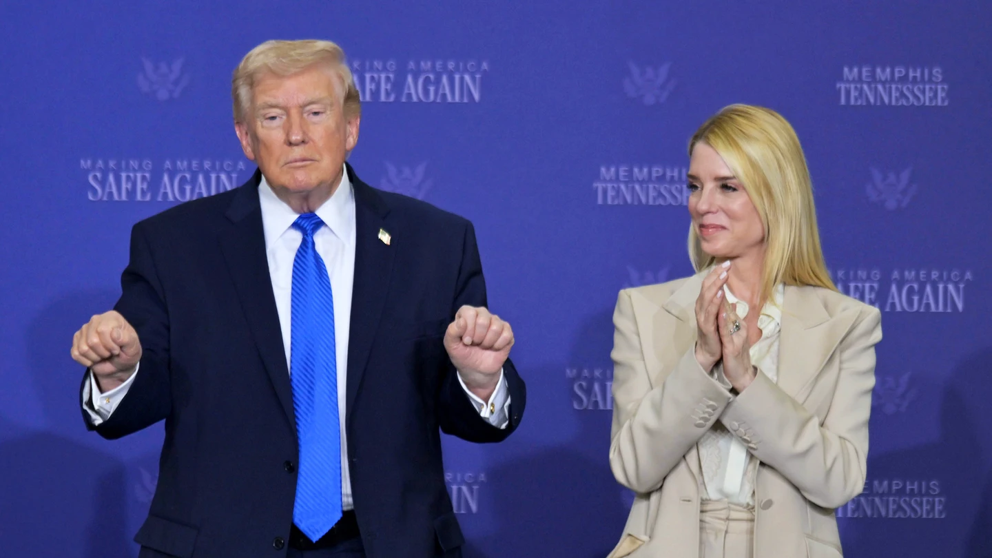El presidente de los Estados Unidos, Donald Trump, junto a la fiscal general, Pam Bondi El presidente de los Estados Unidos, Donald Trump, junto a la fiscal general, Pam Bondi