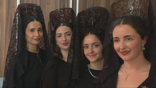 Jóvenes con mantilla Jóvenes con mantilla