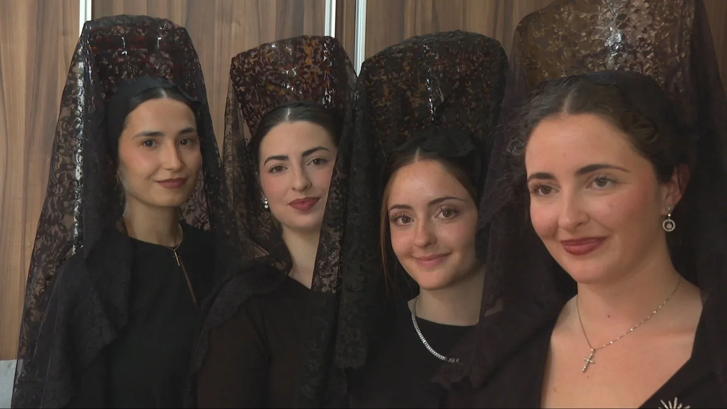 Jóvenes con mantilla Jóvenes con mantilla