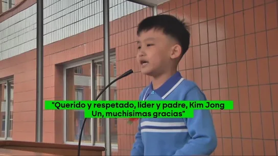 Cogidos de la mano y cantando el himno nacional: arranca el curso escolar en Corea del Norte con alumnos desfilando como militares para alabar al líder Cogidos de la mano y cantando el himno nacional: arranca el curso escolar en Corea del Norte con alumnos desfilando como militares para alabar al líder