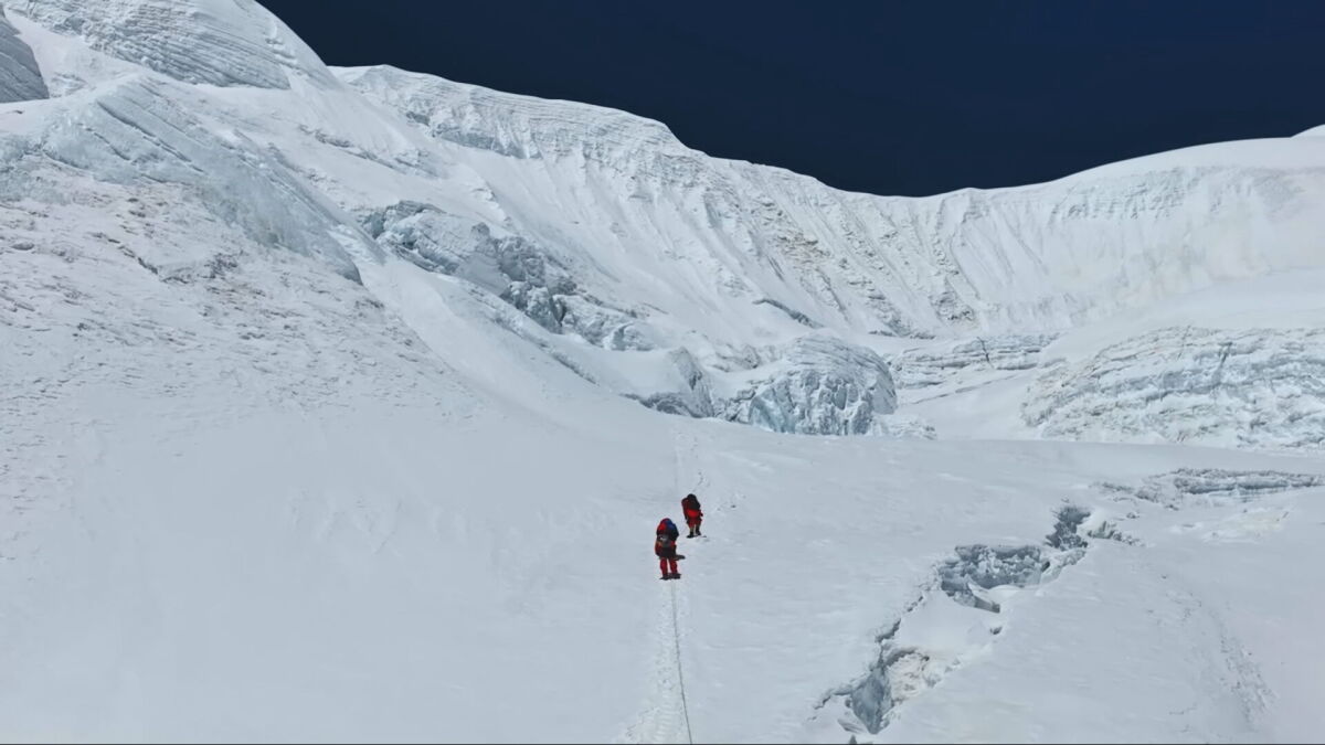 Envenenaban a escaladores del Everest para obligarles a pedir un rescate en helicóptero: la estafa que hizo millonarias a decenas de personas