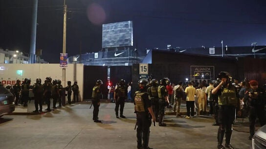 Fotograf&iacute;a cedida por la Agencia Peruana de Noticias Andina que muestra a integrantes de la Polic&iacute;a de Per&uacute; custodiando afuera del Estadio Alejandro Villanueva