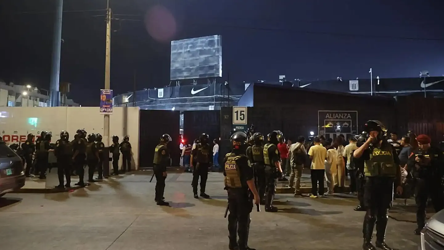 Fotografía cedida por la Agencia Peruana de Noticias Andina que muestra a integrantes de la Policía de Perú custodiando afuera del Estadio Alejandro Villanueva Fotografía cedida por la Agencia Peruana de Noticias Andina que muestra a integrantes de la Policía de Perú custodiando afuera del Estadio Alejandro Villanueva