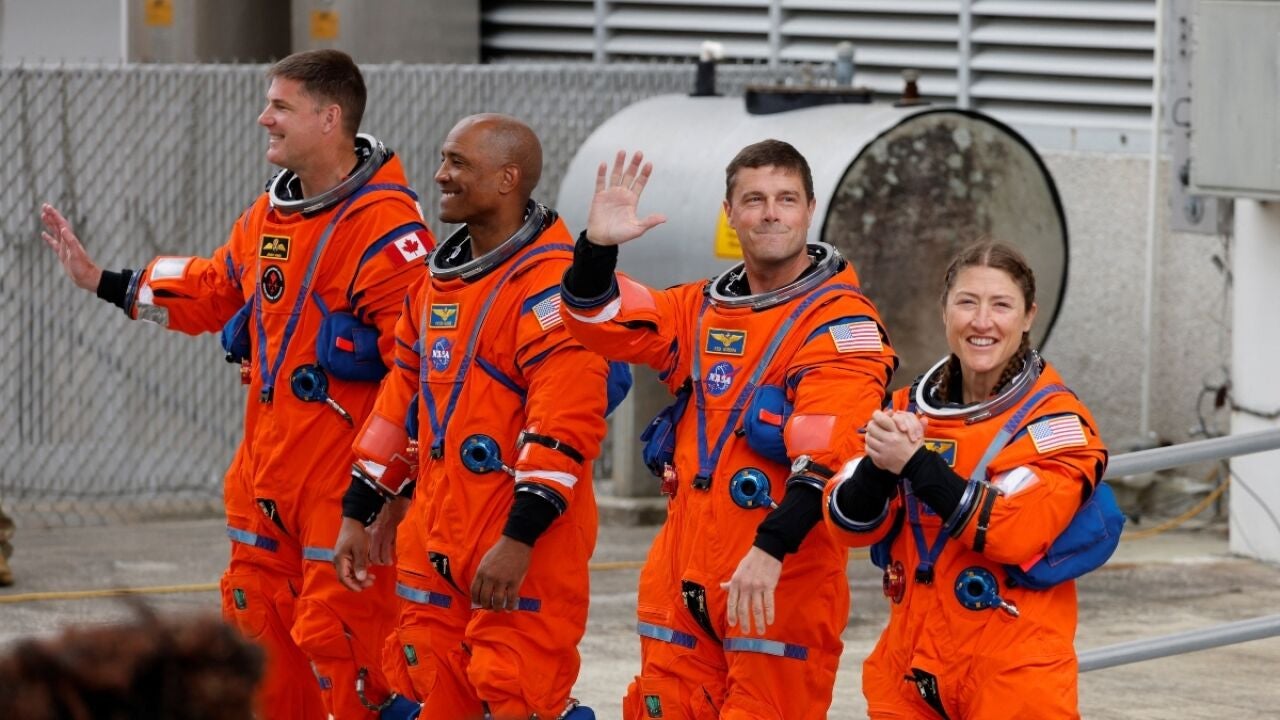 Diseñados para sobrevivir seis días: los secretos tras los trajes espaciales naranjas de la Artemis II en la misión a la Luna