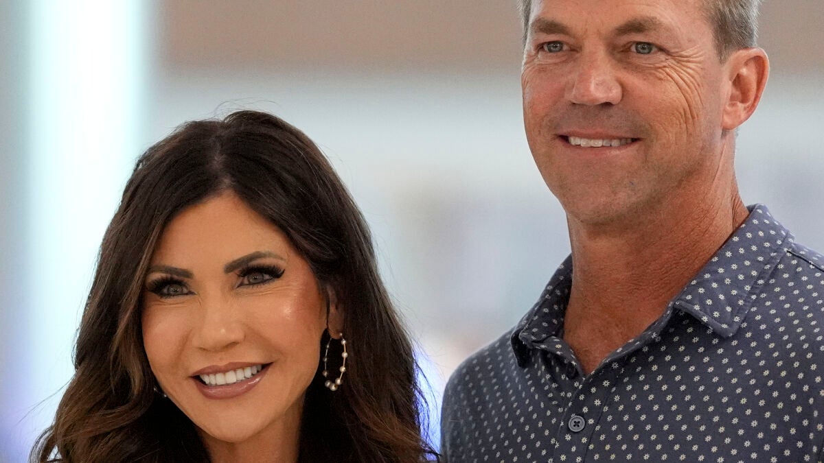 Escándalo en EEUU por la doble vida del marido de Kristi Noem: filtradas fotos suyas con grandes pechos y conversaciones sexuales con otras mujeres