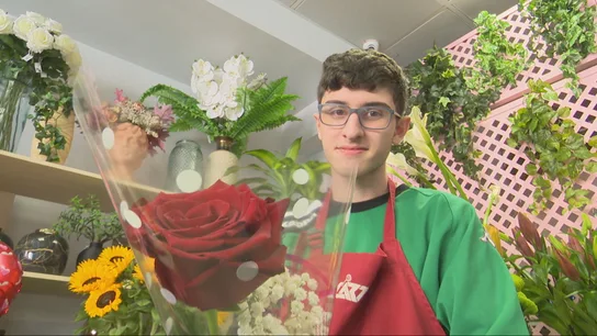 Roberto, persona con autismo que trabaja en una floristería Roberto, persona con autismo que trabaja en una floristería