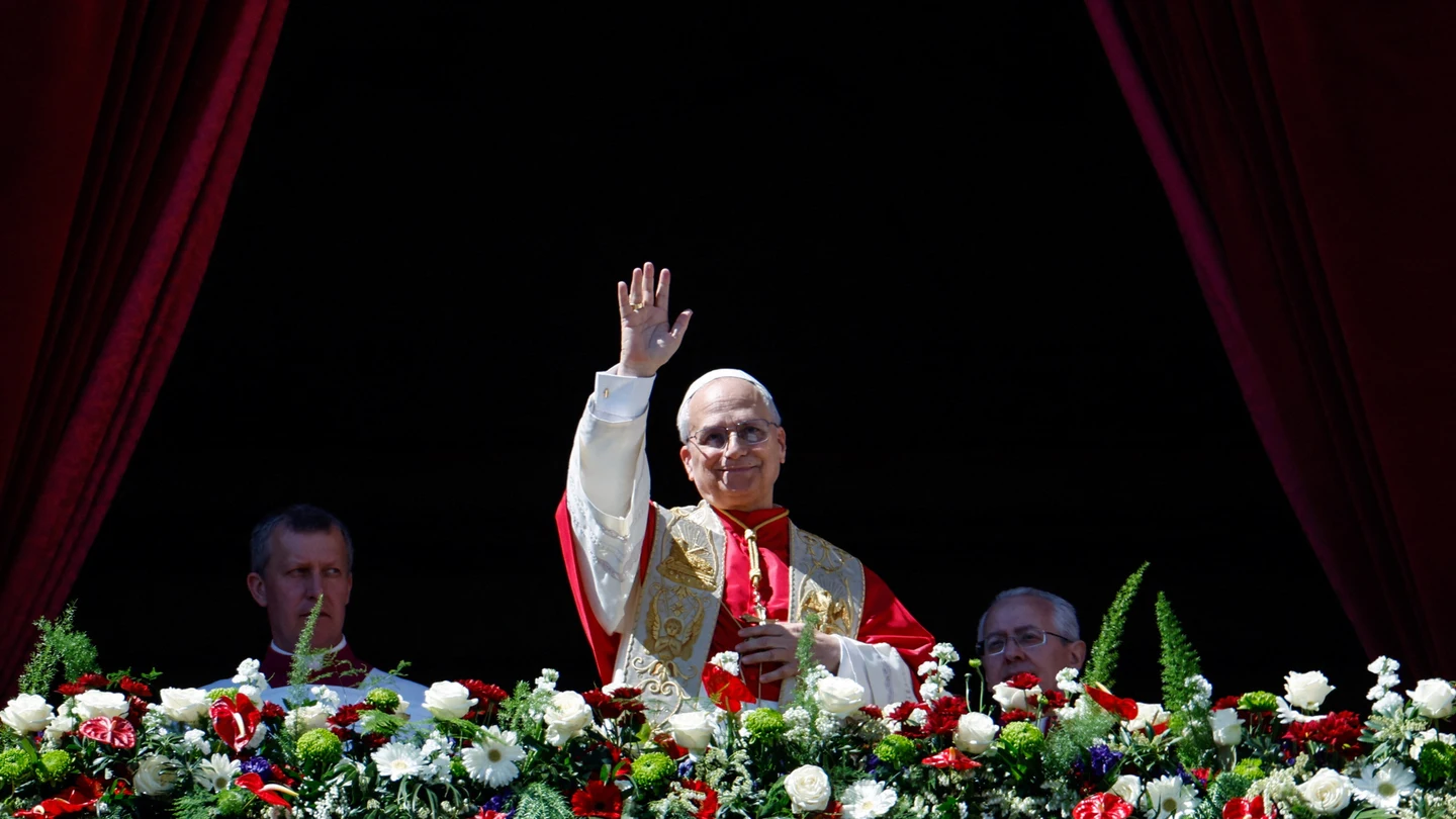 El Papa León XIV pronuncia su mensaje 'Urbi et Orbi' desde el balcón principal de la Basílica de San Pedro. El Papa León XIV pronuncia su mensaje 'Urbi et Orbi' desde el balcón principal de la Basílica de San Pedro.