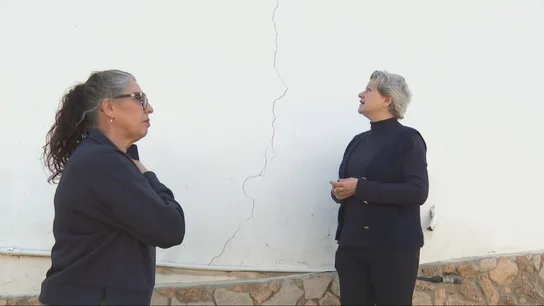 Cuando el tren te rompe la casa: vecinos de L'Horta denuncian los "mini terremotos" que causan grietas en sus viviendas Cuando el tren te rompe la casa: vecinos de L'Horta denuncian los "mini terremotos" que causan grietas en sus viviendas