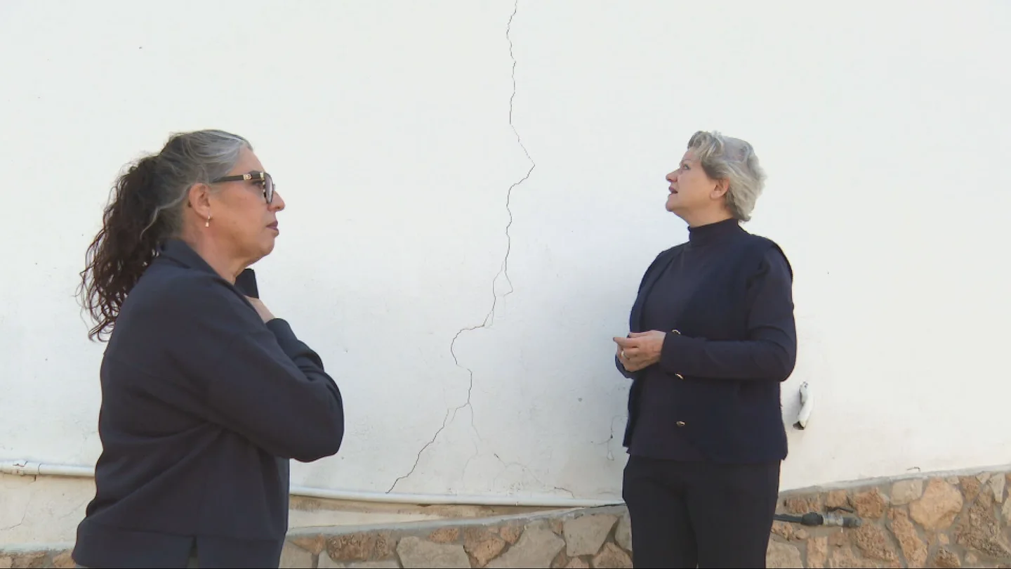 Cuando el tren te rompe la casa: vecinos de L'Horta denuncian los "mini terremotos" que causan grietas en sus viviendas Cuando el tren te rompe la casa: vecinos de L'Horta denuncian los "mini terremotos" que causan grietas en sus viviendas