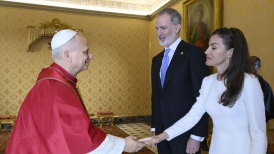 Imagen del encuentro entre el papa Le&oacute;n XIV, Felipe VI y do&ntilde;a Letizia