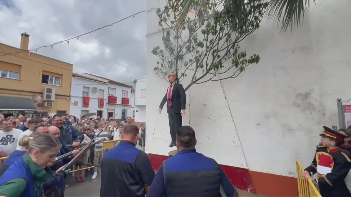 Quema de un muñeco de paja en un municipio de Sevilla Quema de un muñeco de paja en un municipio de Sevilla