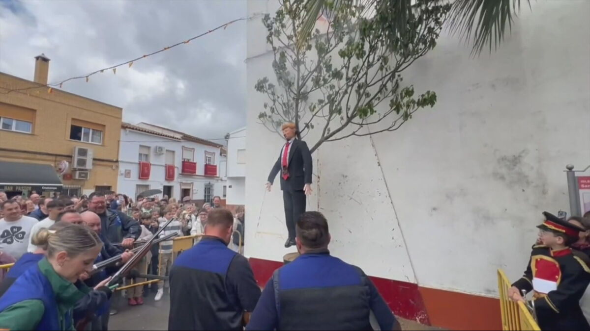 De una lluvia de billetes (reales) a la quema de un personaje que representa el mal: los momentos más curiosos del Domingo de Resurrección