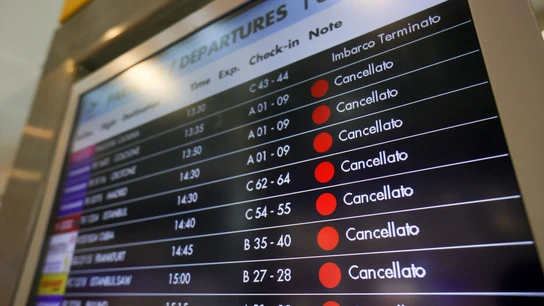 Imagen de archivo del aeropuerto de Bolonia (Italia) con vuelos cancelados Imagen de archivo del aeropuerto de Bolonia (Italia) con vuelos cancelados