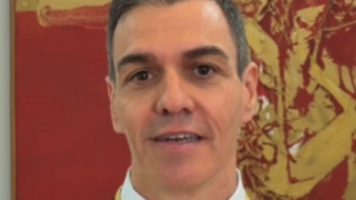 Sánchez luce la camiseta de la Selección para celebrar los datos de afiliación: "España alcanza los 22 millones. Un equipo que está haciendo historia"