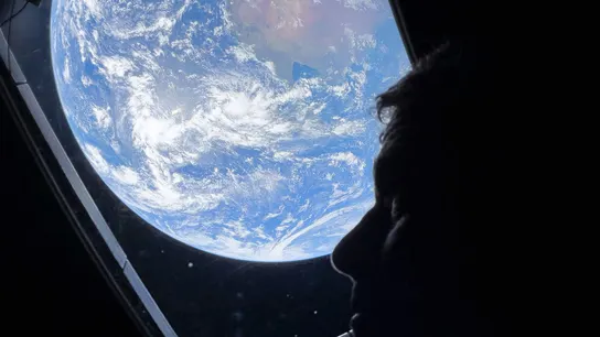 El astronauta Reid Wiseman desde la capsula Orión con la Tierra de fondo El astronauta Reid Wiseman desde la capsula Orión con la Tierra de fondo
