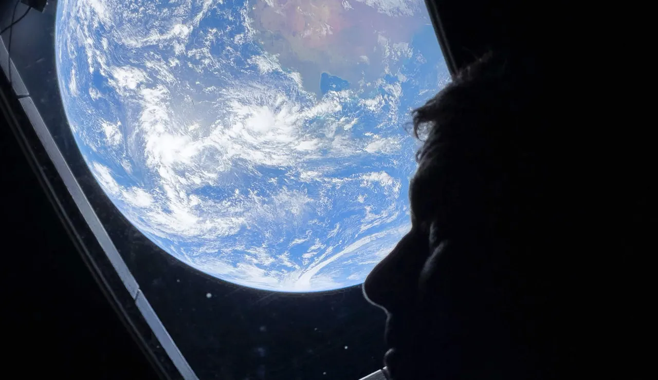 El astronauta Reid Wiseman desde la capsula Orión con la Tierra de fondo