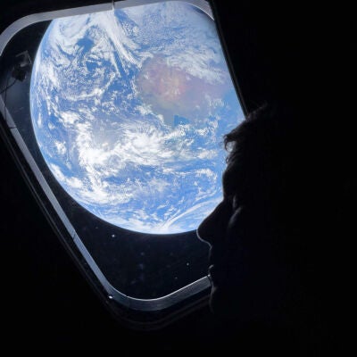 El astronauta Reid Wiseman desde la capsula Ori&oacute;n con la Tierra de fondo