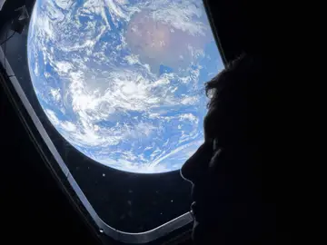 El astronauta Reid Wiseman desde la capsula Orión con la Tierra de fondo El astronauta Reid Wiseman desde la capsula Orión con la Tierra de fondo