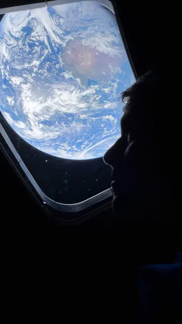 El astronauta Reid Wiseman desde la capsula Orión con la Tierra de fondo El astronauta Reid Wiseman desde la capsula Orión con la Tierra de fondo