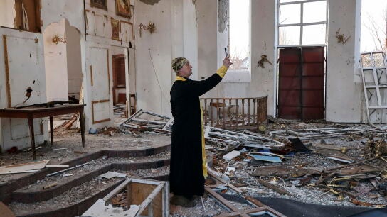 Un capellán militar, dando misa en una iglesia ucraniana destruida por la guerra