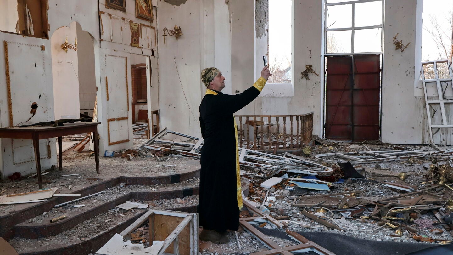 Un capellán militar, dando misa en una iglesia ucraniana destruida por la guerra