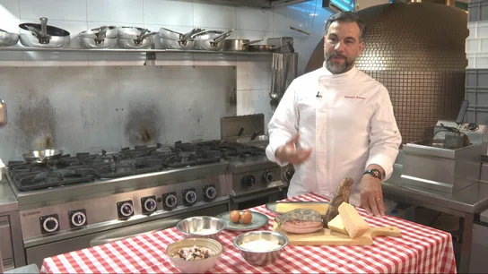 Así se prepara una auténtica carbonara: ni nata ni bacon, con yemas de huevo y guanciale para cumplir con la tradición italiana Así se prepara una auténtica carbonara: ni nata ni bacon, con yemas de huevo y guanciale para cumplir con la tradición italiana