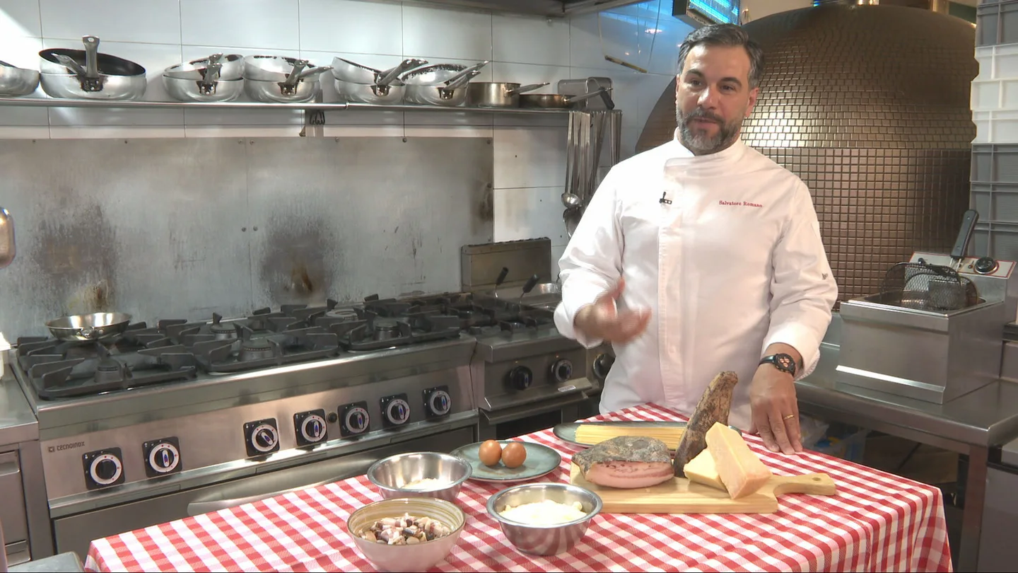 Así se prepara una auténtica carbonara: ni nata ni bacon, con yemas de huevo y guanciale para cumplir con la tradición italiana Así se prepara una auténtica carbonara: ni nata ni bacon, con yemas de huevo y guanciale para cumplir con la tradición italiana