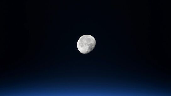 Una imagen de la luna vista el lunes de Pascua, compartida por Jessica Meir