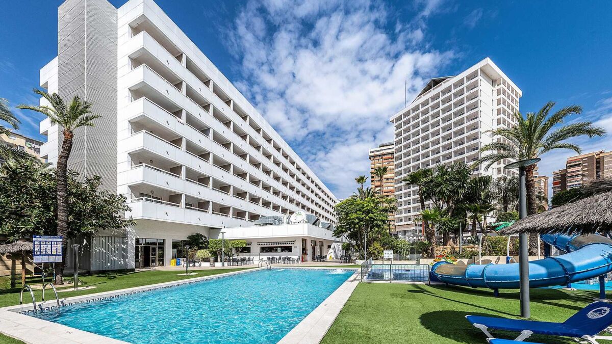 Siete heridos al derrumbarse parte del techo del comedor de un hotel en Benidorm