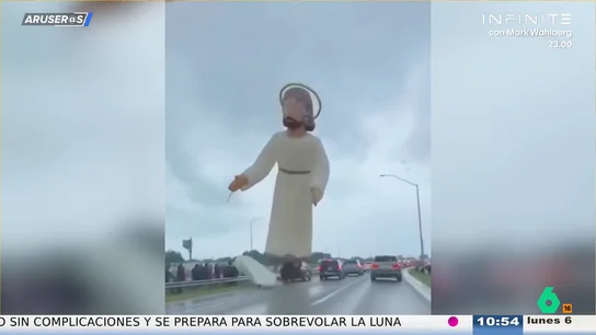 Una figura inflable de Jesucristo sale volando por las calles de Brasil y se hace viral: "Mira ese mortal hacia detrás" Una figura inflable de Jesucristo sale volando por las calles de Brasil y se hace viral: "Mira ese mortal hacia detrás"