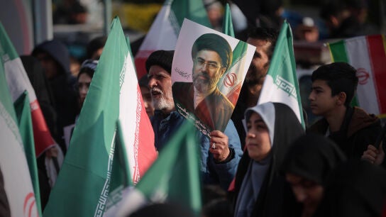 Partidarios del gobierno sostienen fotograf&iacute;as del ayatol&aacute; Mojtaba Khamenei durante una manifestaci&oacute;n en las calles de Teher&aacute;n.