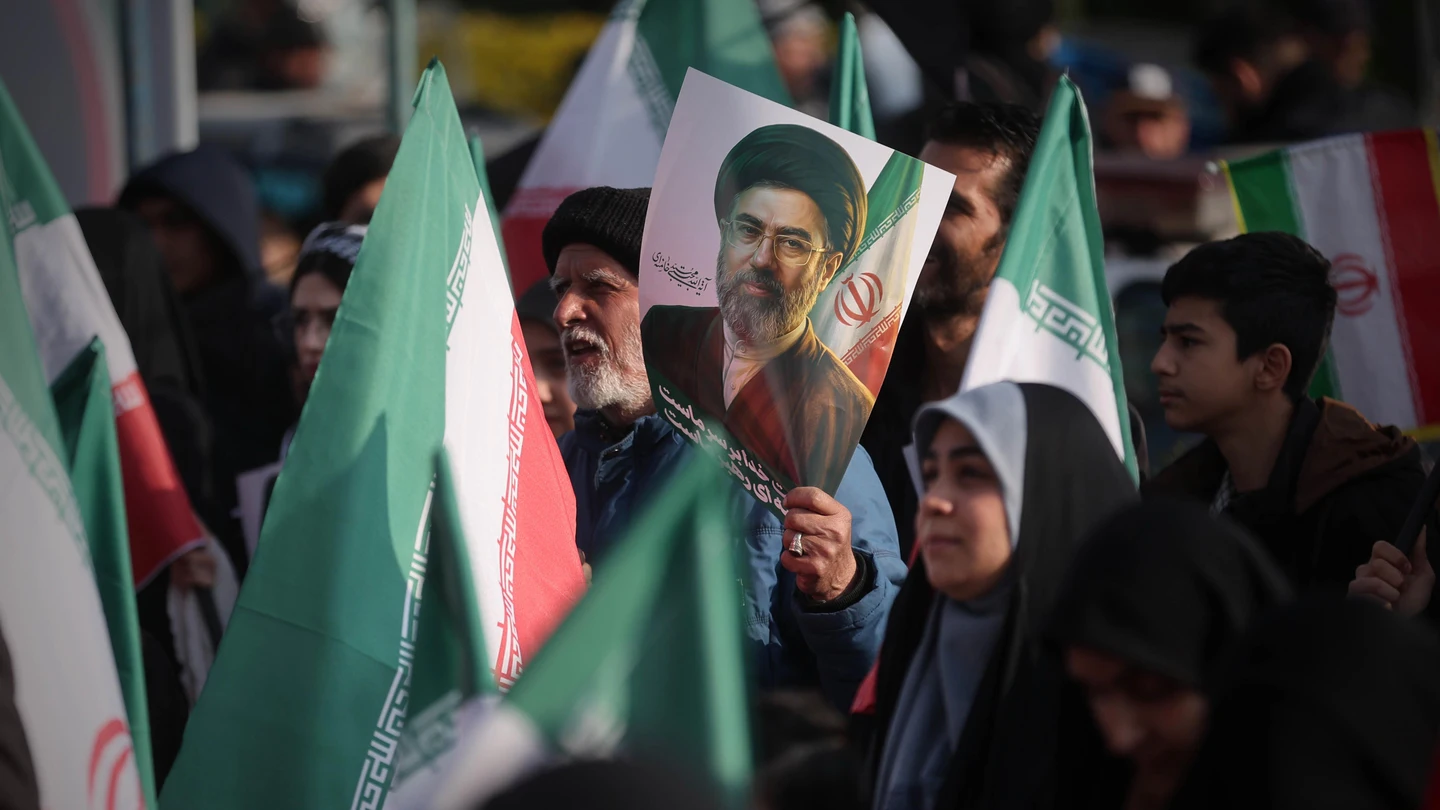 Partidarios del gobierno sostienen fotografías del ayatolá Mojtaba Khamenei durante una manifestación en las calles de Teherán. Partidarios del gobierno sostienen fotografías del ayatolá Mojtaba Khamenei durante una manifestación en las calles de Teherán.