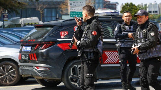 Agentes de polic&iacute;a trabajan en el lugar de los hechos en Estambul, Turqu&iacute;a, el 7 de abril de 2026.