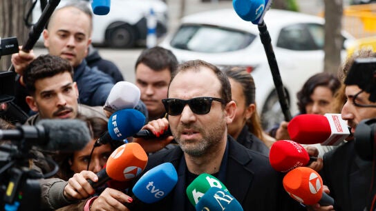 V&iacute;ctor &Aacute;balos, hijo del exministro Jos&eacute; Luis &Aacute;balos, atiende a los medios este martes en los alrededores del Tribunal Supremo