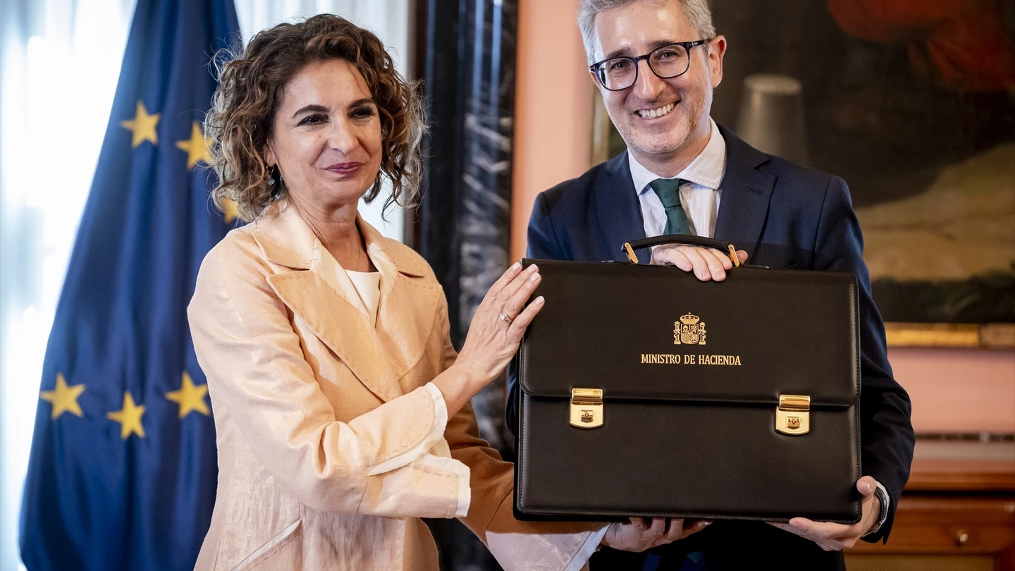 María Jesús Montero, vicepresidenta hasta finales de marzo, y su sucesor en el Ministerio de Hacienda, Arcadi España, en el traspaso de poderes. María Jesús Montero, vicepresidenta hasta finales de marzo, y su sucesor en el Ministerio de Hacienda, Arcadi España, en el traspaso de poderes.
