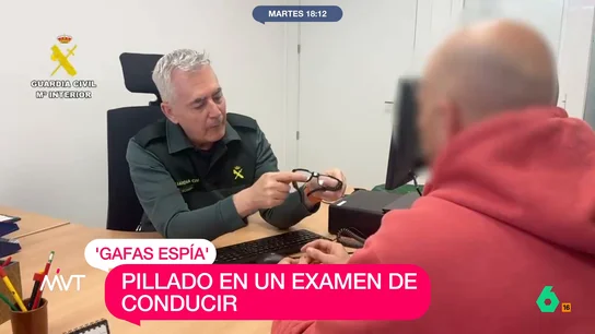 Un guardia civil muestra una 'gafa espía' Un guardia civil muestra una 'gafa espía'