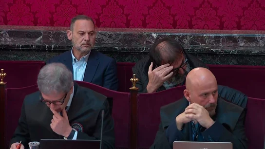 El exministro José Luis Ábalos y Koldo García (tapando su cara) durante la primera jornada del juicio de las mascarillas El exministro José Luis Ábalos y Koldo García (tapando su cara) durante la primera jornada del juicio de las mascarillas/ Señal institucional