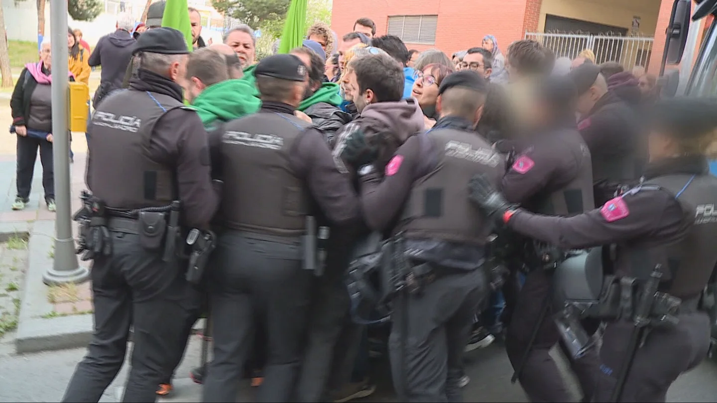 De vivir en la miseria a la calle: desahucian a diez personas de unos "trasteros" en Vallecas para darles uso turístico De vivir en la miseria a la calle: desahucian a diez personas de unos "trasteros" en Vallecas para darles uso turístico