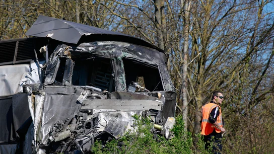 Un trabajador ferroviario permanece de pie junto a un tren de alta velocidad tras chocar contra un camión que transportaba equipo militar en Bully-les-Mines Un trabajador ferroviario permanece de pie junto a un tren de alta velocidad tras chocar contra un camión que transportaba equipo militar en Bully-les-Mines