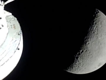 La nave Orion sobrevolando la Luna