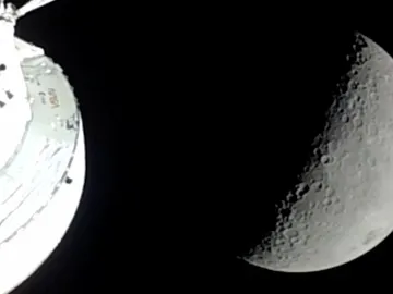 La nave Orion sobrevolando la Luna La nave Orion sobrevolando la Luna