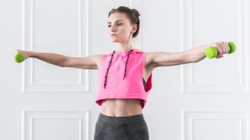 Mujer haciendo ejercicio con mancuernas