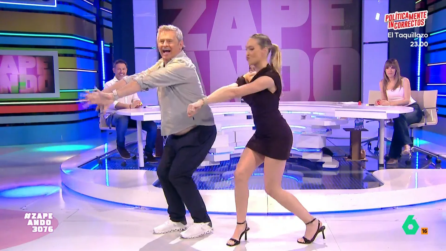 Isabel Forner y Miki Nadal se atreven con el baile viral de Hilary Duff: "Es el flow que tenemos, no cómo bailemos" La actriz actuaba en Nueva York en 2007 y el baile que hizo de su canción 'With Love' conseguía hacerse viral por su actitud mientras actuaba.