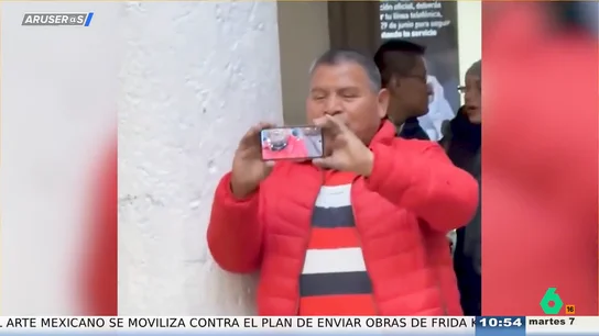 El error viral de un hombre al grabar una función y acabar haciéndose un selfie durante todo el vídeo El error viral de un hombre al grabar una función y acabar haciéndose un selfie durante todo el vídeo