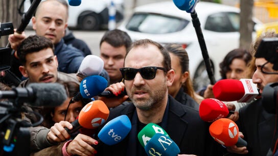 V&iacute;ctor &Aacute;balos, hijo del exministro Jos&eacute; Luis &Aacute;balos, atiende a los medios en los alrededores del Tribunal Supremo